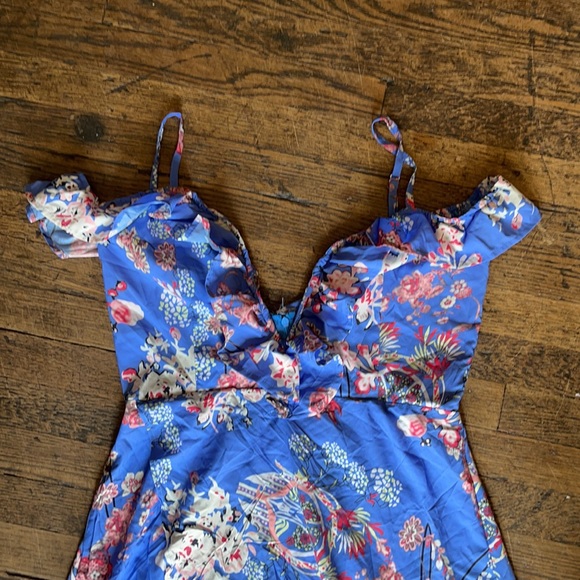 Pretty dress! - Picture 2 of 6